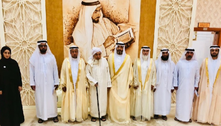 عبدالله بن بيه يتوسّط أعضاء مجلس الإمارات للإفتاء الشرعي.