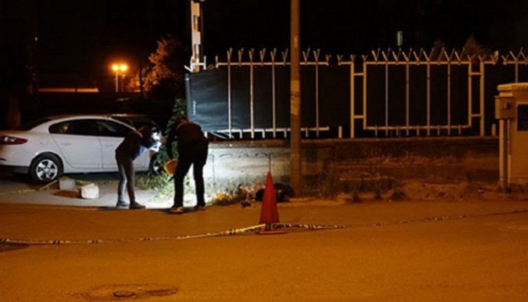 عنصران من الأمن التركي يتفقدان موقع الحادث