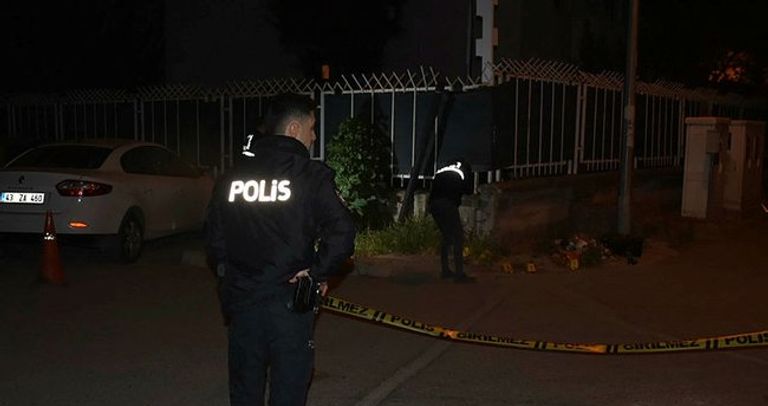 عنصران من الأمن التركي يتفقدان موقع الحادث