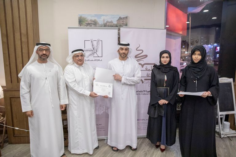 الشيخ خليفة الشرقي يكرم المشاركين جانب من حضور الأمسية الثقافية