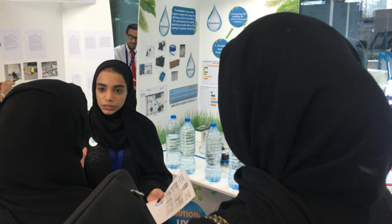 الطالبة مريم الحمادي تشرح المشروع لزوار معرض 