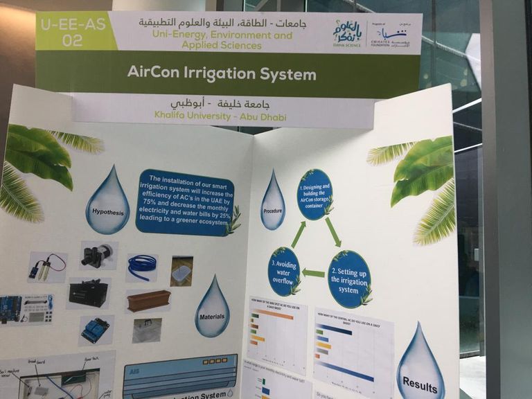 الطالبة مريم الحمادي تشرح المشروع لزوار معرض 