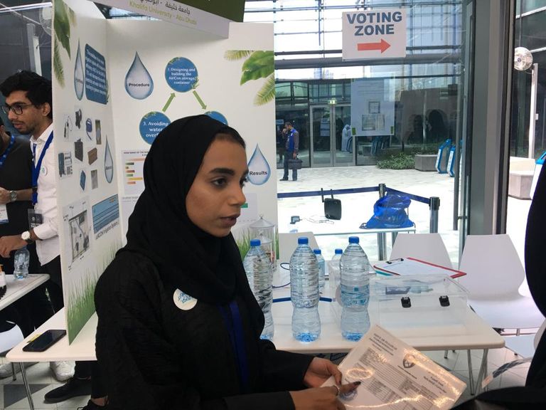 الطالبة مريم الحمادي تشرح المشروع لزوار معرض 