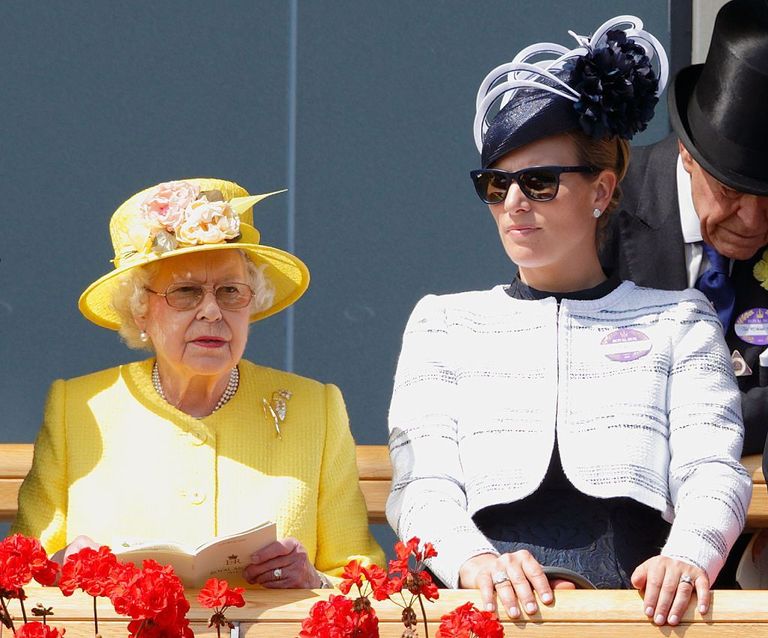 الملكة إليزابيث ترتدي البروش المتوقع تقديمه لطفل ميجان