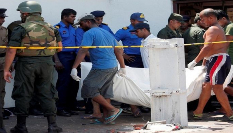 نقل أحد ضحايا التفجيرات الإرهابية في سيرلانكا