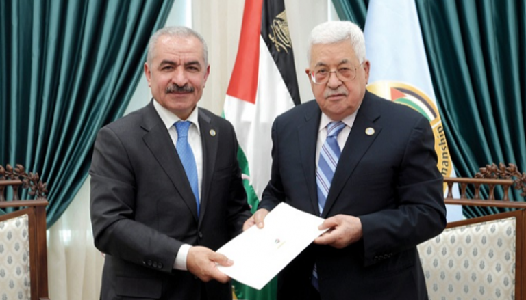 الرئيس الفلسطيني محمود عباس ورئيس وزرائه محمد اشتية