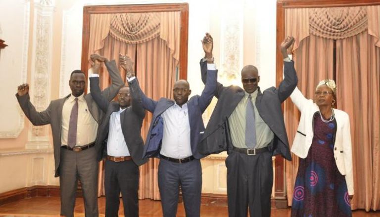 جانب من توقيع اتفاق السلام الذي وقعته الحكومة الإثيوبية قيادات حركة جامبيلا المعارضة بعد عودتها إلى إثيوبيا