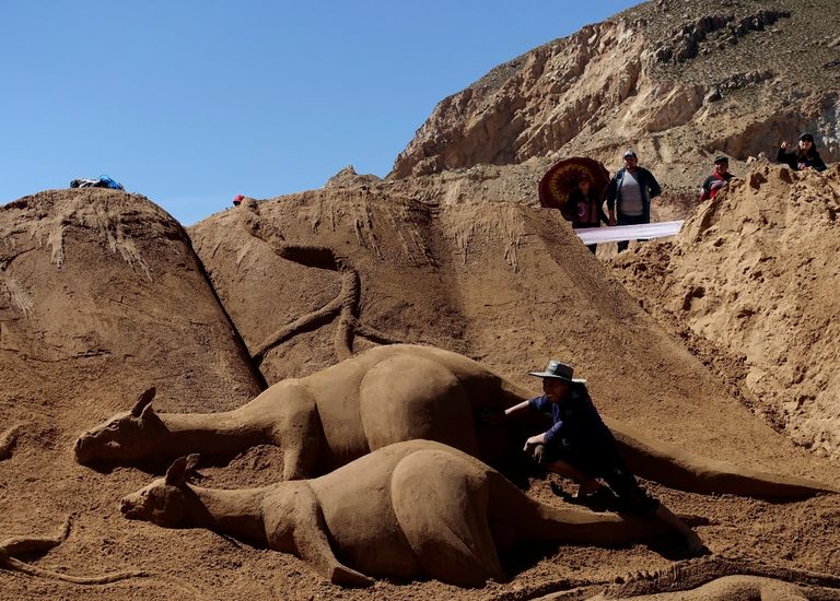 منحوتات على رمال الشواطئ في بوليفيا احتفالا بعيد القيامة