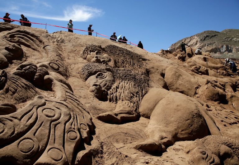 منحوتات على رمال الشواطئ في بوليفيا احتفالا بعيد القيامة