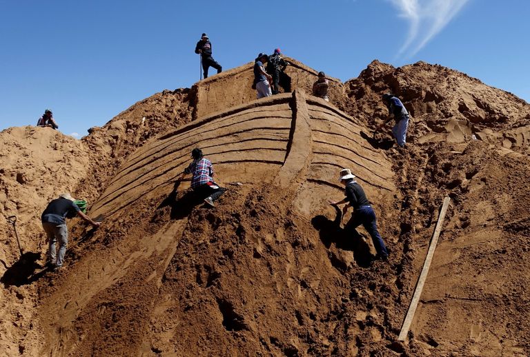 منحوتات على رمال الشواطئ في بوليفيا احتفالا بعيد القيامة