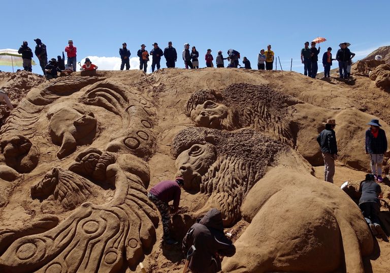 منحوتات على رمال الشواطئ في بوليفيا احتفالا بعيد القيامة