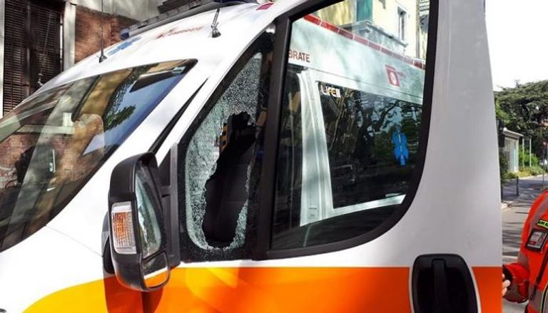 سيارة الإسعاف بعد كسر زجاجها في ميلانو الإيطالية