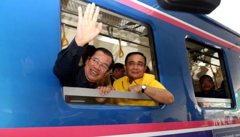 رئيس الوزراء الكمبودي ونظيره التايلاندي خلال رحلاتهما بالقطار - أ ف ب