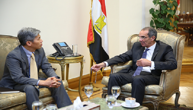 وزير الاتصالات المصري خلال اللقاء