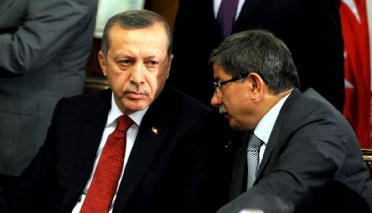 الرئيس التركي رجب أردوغان ورئيس الوزراء السابق أحمد داود أوغلو