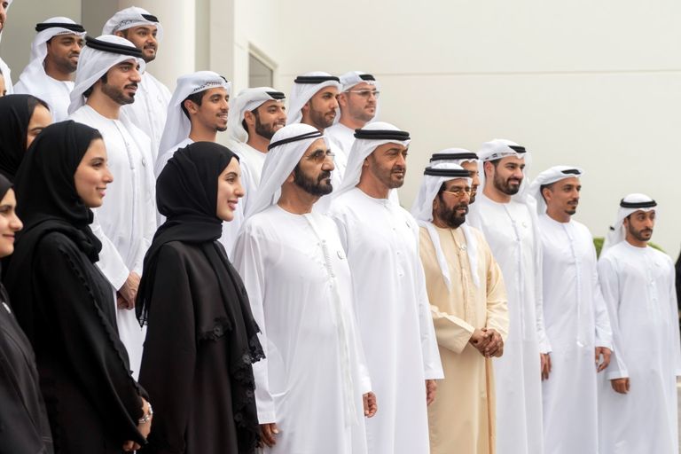 محمد بن راشد ومحمد بن زايد مع المشاركين في ملتقى شباب الإمارات.