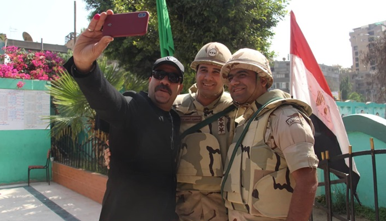 محمد سعد مع الجنود المصريين.