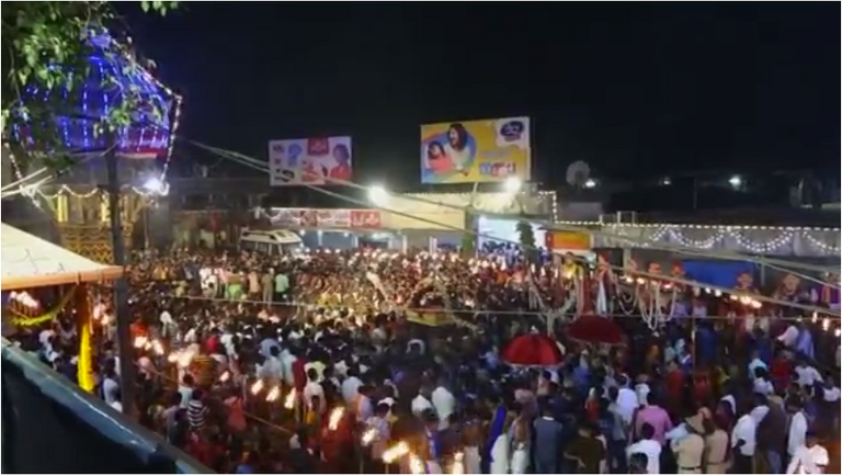 هندوس يتراشقون بالنيران خلال المهرجان.