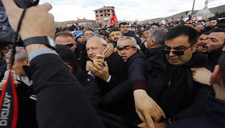 اعتداء بالضرب على زعيم المعارضة في تركيا