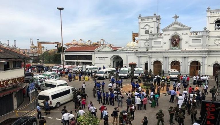 الشرطة تعاين أحد الكنائس من الداخل بعد تفجيرها