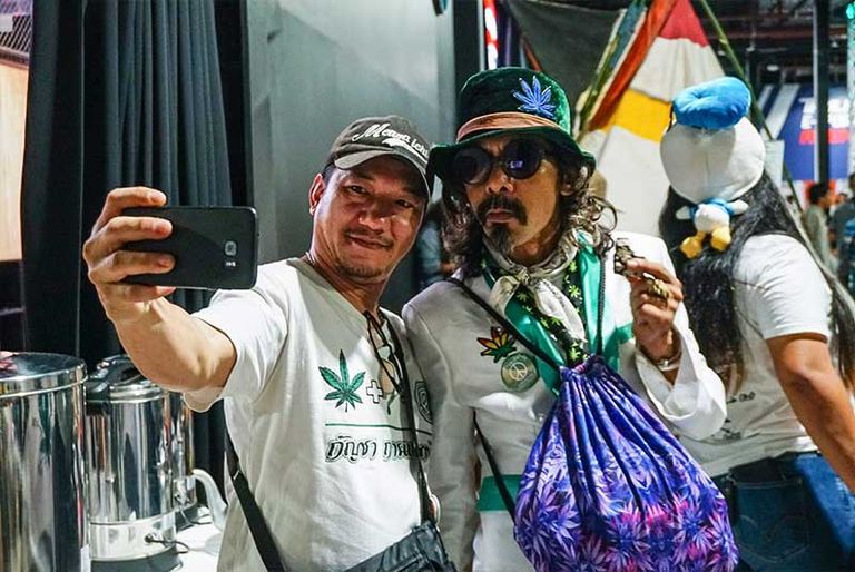 المشاركون في مهرجان يطالبون بالموافقة على زراعته في المنازل