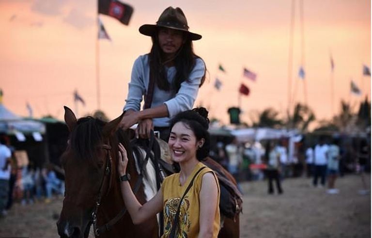 المشاركون في مهرجان يطالبون بالموافقة على زراعته في المنازل