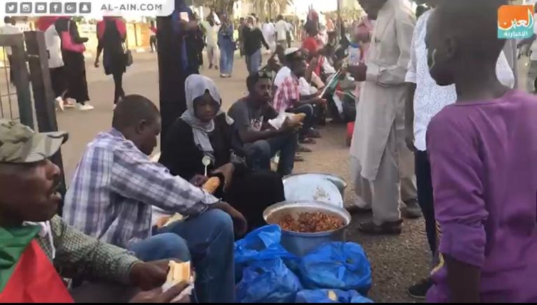 باعة متجولون في مكان اعتصام السودانيين