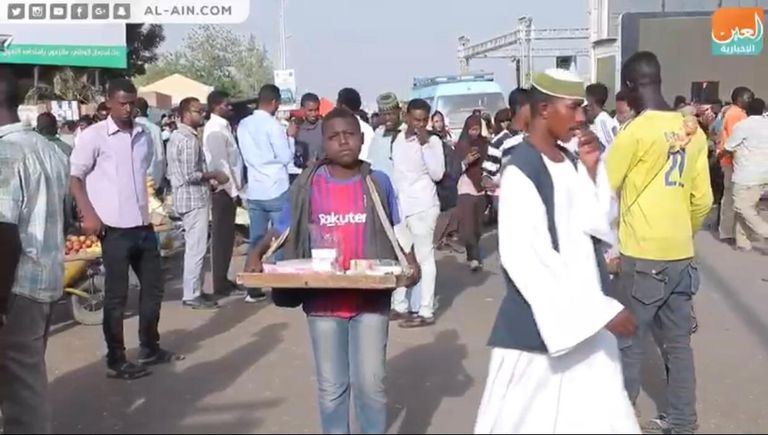 باعة متجولون في مكان اعتصام السودانيين