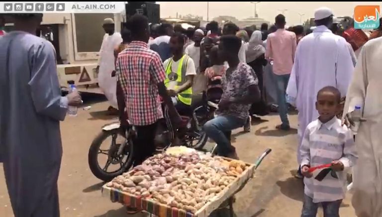 باعة متجولون في مكان اعتصام السودانيين