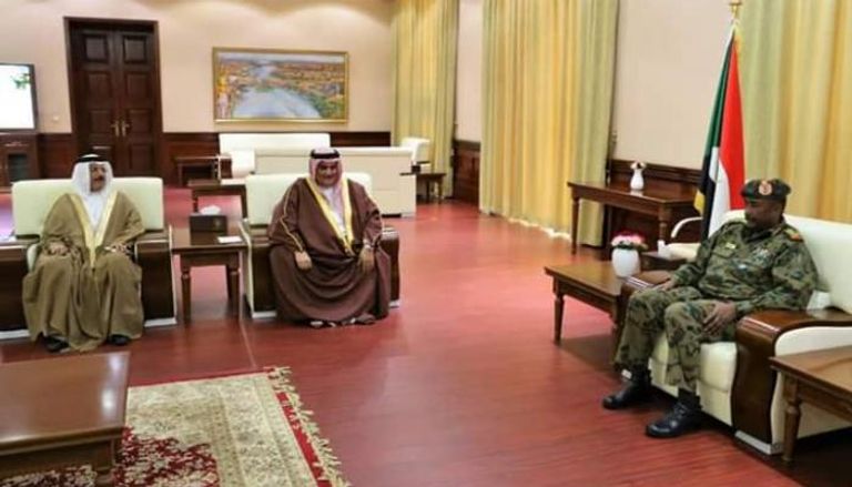وزير الخارجية البحريني خلال لقائه رئيس المجلس العسكري