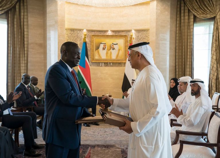 الشيخ محمد بن زايد آل نهيان ورئيس جنوب السودان خلال لقاء اليوم