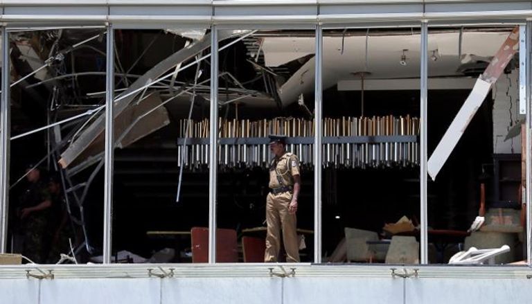 شرطي سريلانكي في موقع تفجير إرهابي - رويترز