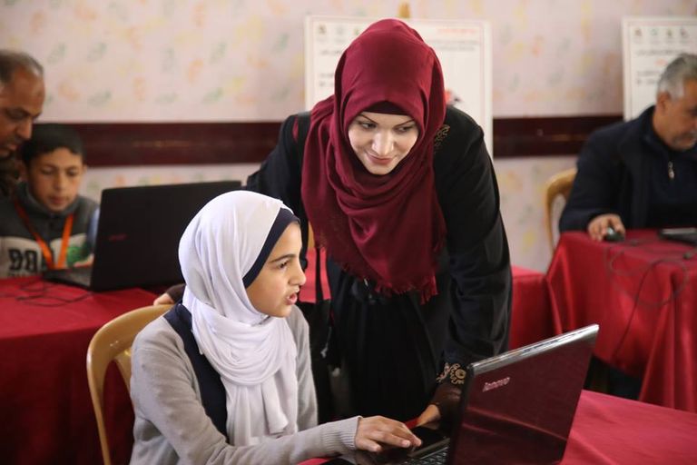 أطفال غزة يحلقون في عالم البرمجة والتكنولوجيا