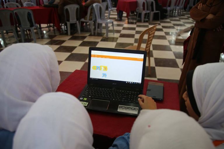 أطفال غزة يحلقون في عالم البرمجة والتكنولوجيا