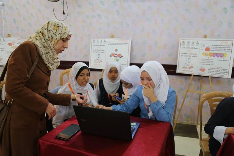 أطفال غزة يحلقون في عالم البرمجة والتكنولوجيا