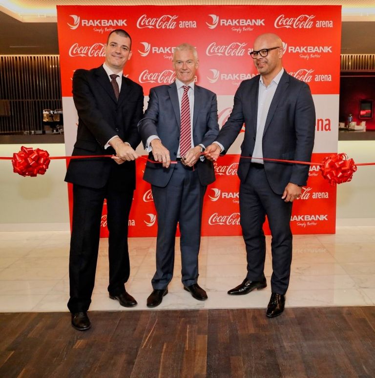 اتفاقية بين بنك رأس الخيمة الوطني و"كوكاكولا أرينا"
