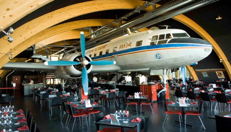 واحدة من الطائرات التي تحولت إلى مطعم "أرشيفية"