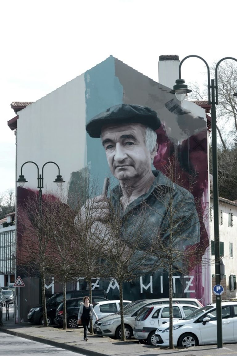 رسومات على جدران الشوارع في مدينة بايون الفرنسية.