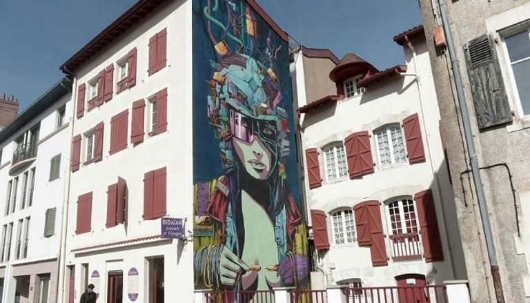 رسومات على جدران الشوارع في مدينة بايون الفرنسية.
