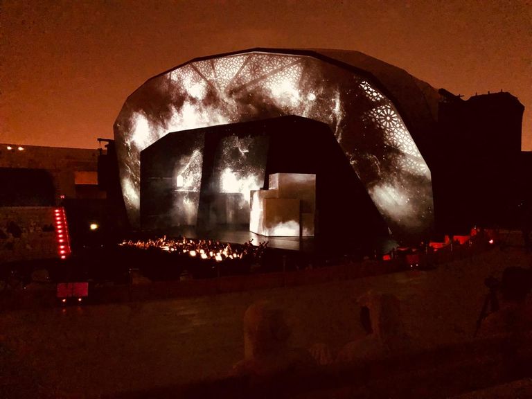 عرض "ألف ليلة وليلة" على مسرح المجاز في الشارقة.