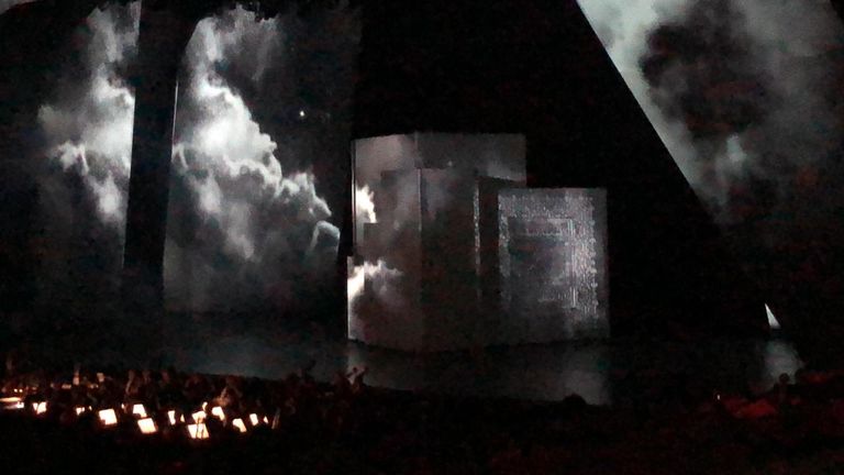 عرض "ألف ليلة وليلة" على مسرح المجاز في الشارقة.