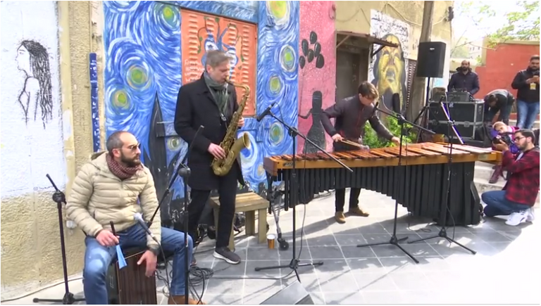 جانب من عرض "موسيقى ع الدرج"