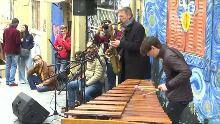 جانب من عرض "موسيقى ع الدرج"