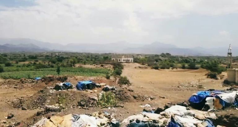 أسرة نازحة من قرى العود اليمنية