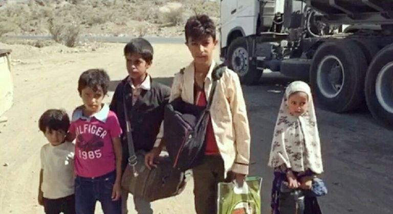 أسرة نازحة من قرى العود اليمنية