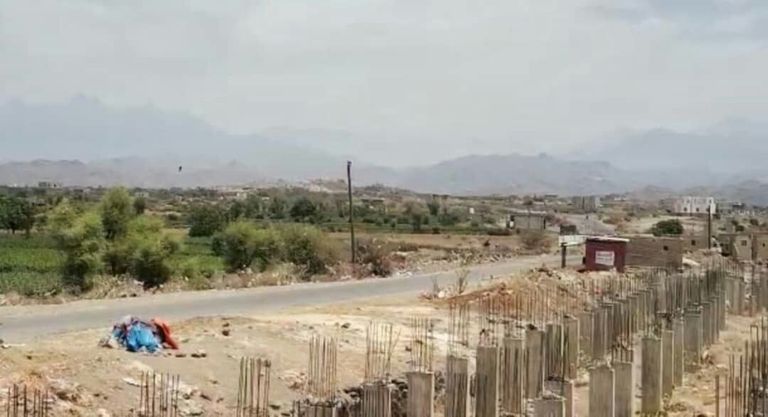 أسرة نازحة من قرى العود اليمنية