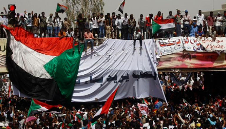 اعتصام السودانيين أمام مقر القيادة العامة للجيش