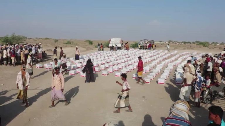 6 آلاف سلة غذائية من الإمارات لأهالي مديرية حيس في الحديدة اليمنية