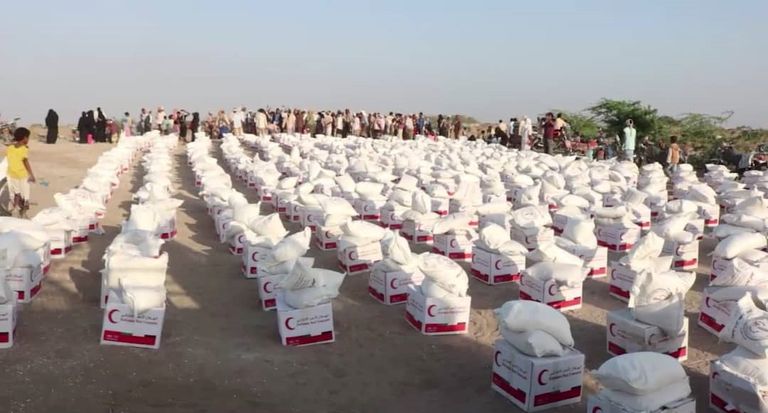 6 آلاف سلة غذائية من الإمارات لأهالي مديرية حيس في الحديدة اليمنية