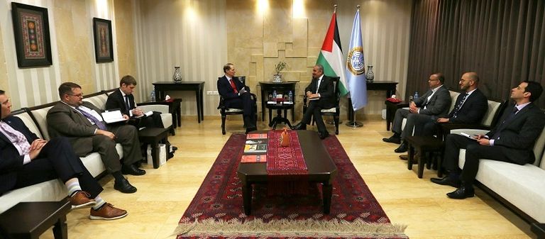 اشتية خلال لقاء السيناتور الأمريكي